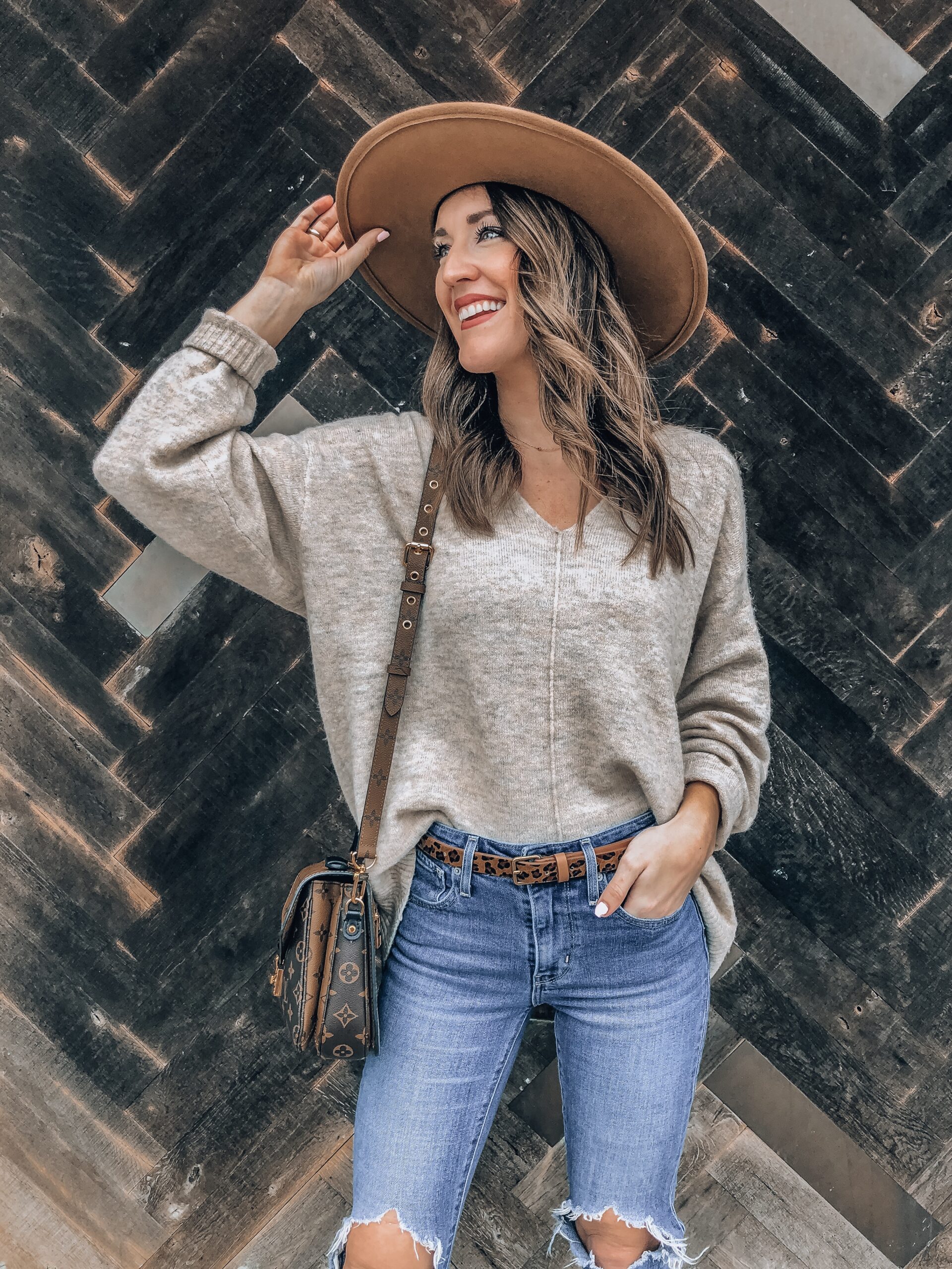 Casual Knit Sweater and Jeans with a Leopard Print Western Belt Casual Knit Sweater and Jeans with a Leopard Print Western Belt — Western Belt Outfits 2027