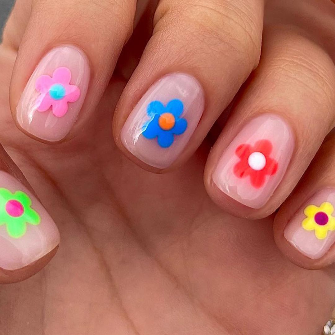 Short Nude 3D Flower Charm Nails Short Nude 3D Flower Charm Nails — Floral Nails 2027
