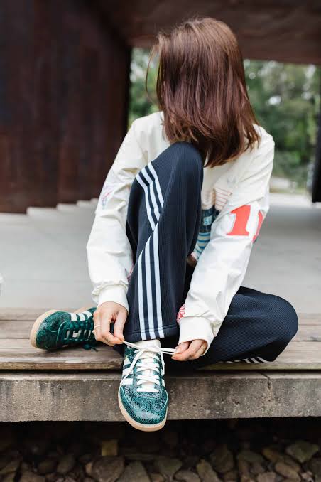 Sporty Detail: Green Snake Print Adidas Samba with Track Pants Sporty Detail: Green Snake Print Adidas Samba with Track Pants — Adidas Samba Outfits 2027
