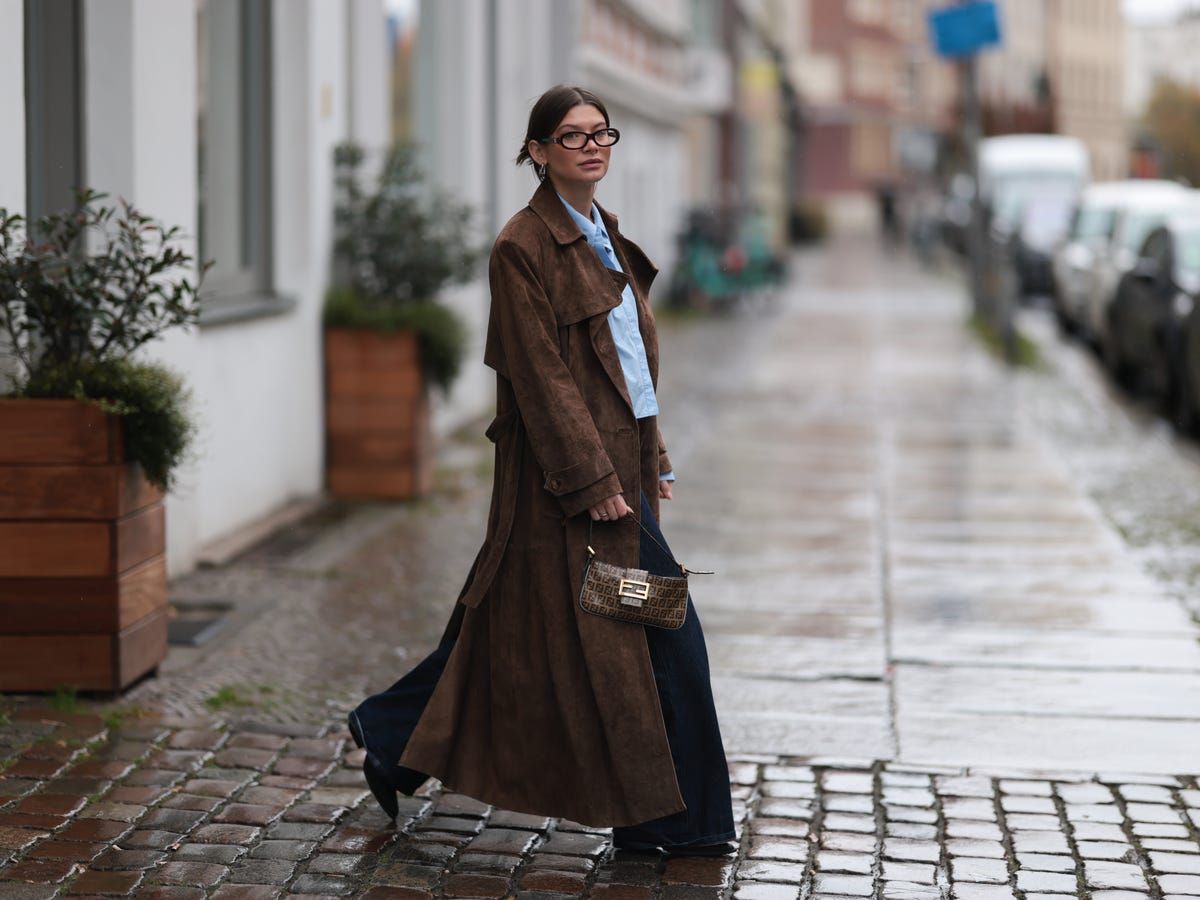 Suede Trench Coat with Light Blue Shirt and Wide-Leg Jeans Suede Trench Coat with Light Blue Shirt and Wide-Leg Jeans — Brown Coat Outfits 2027