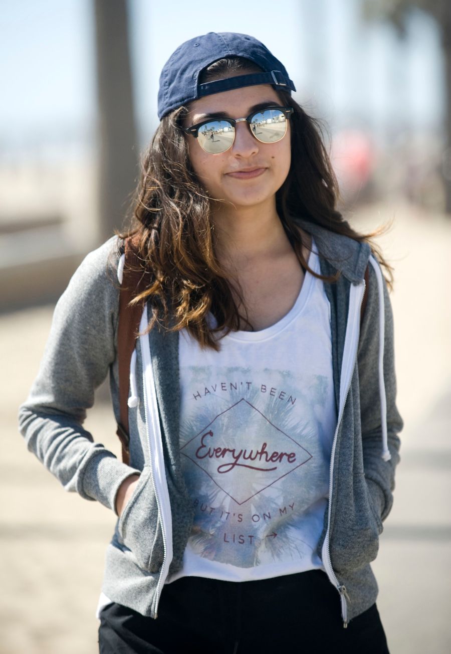 Casual Beach Day Hoodie and Graphic Tee Combo Casual Beach Day Hoodie and Graphic Tee Combo — Huntington Beach Outfits 2027