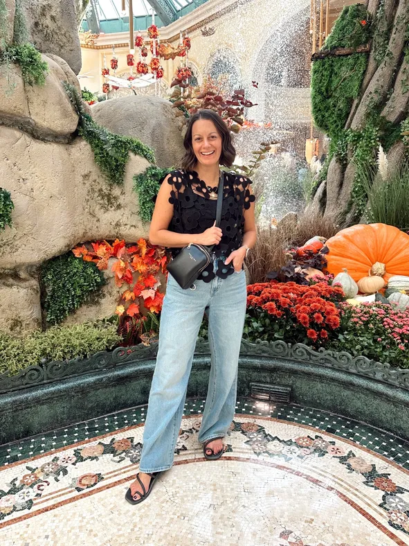 Casual Lace-Trimmed Top with Wide-Leg Jeans Casual Lace-Trimmed Top with Wide-Leg Jeans — Vegas Outfits 2027