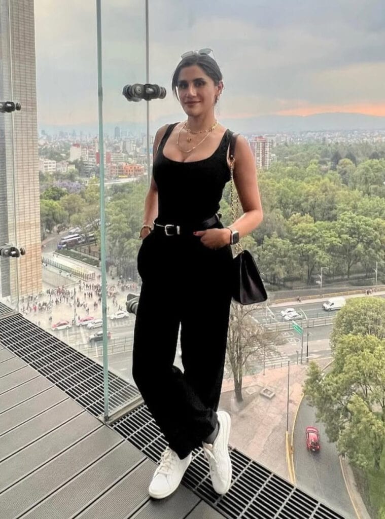 Monochromatic Black Tank Top and Wide-Leg Pants with Sneakers Monochromatic Black Tank Top and Wide-Leg Pants with Sneakers — Mexico City Outfits 2027