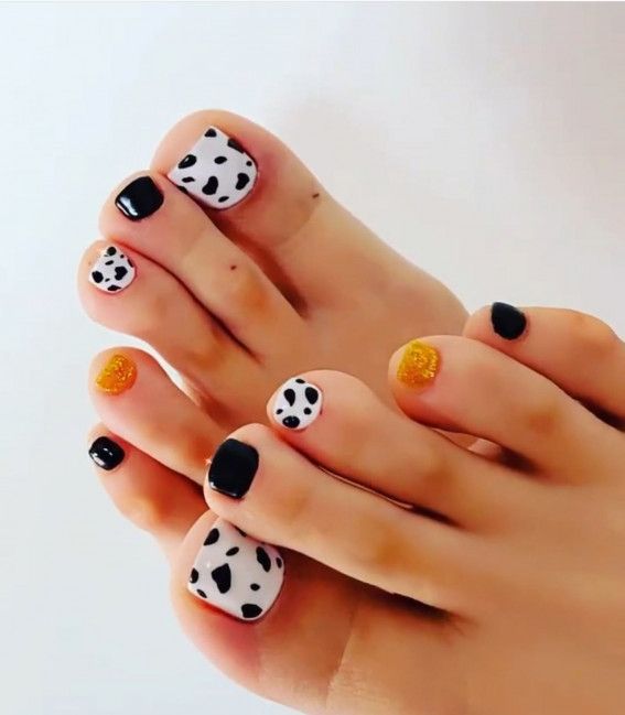 Cow Print Black Gold Glitter Toes Cow Print Black Gold Glitter Toes — Simple Toe Nails 2027