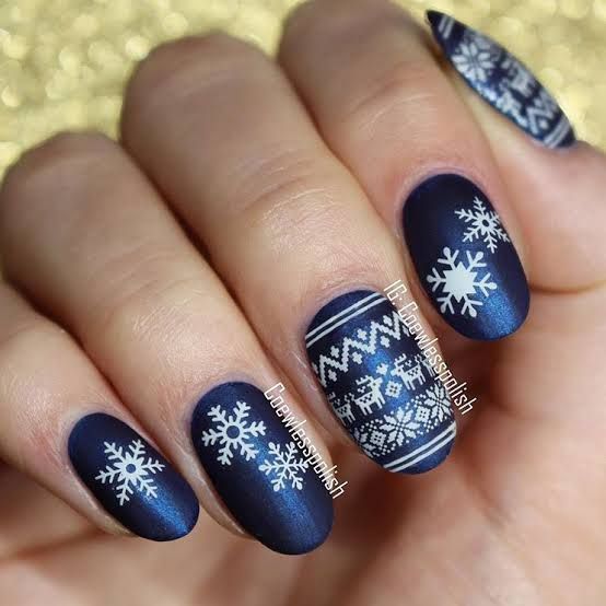 Festive Confetti Glitter On Accent Nails Visual Idea — Christmas Sweater Nails 2026