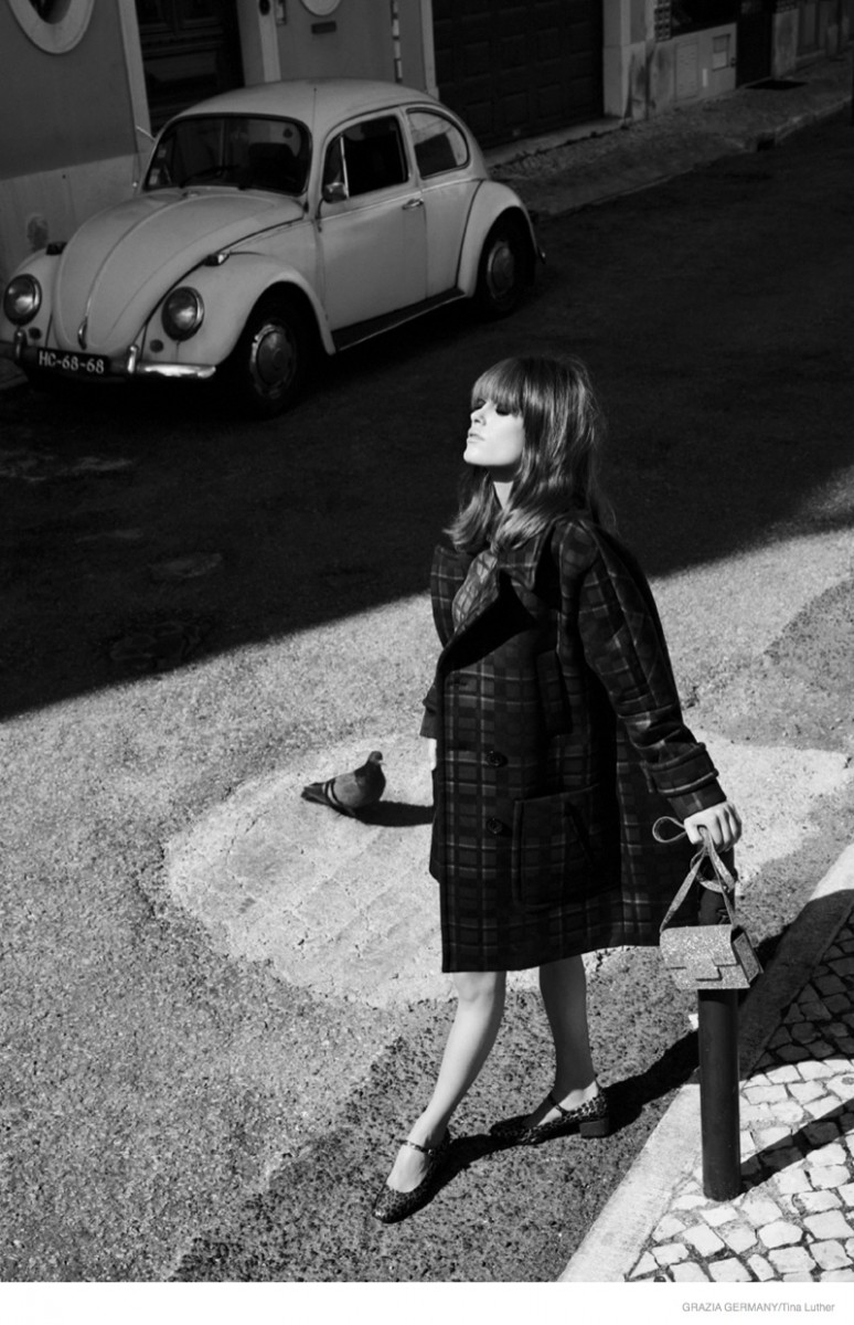Oversized Plaid Coat for a Chic Mod Vibe — Mod Outfits 2027