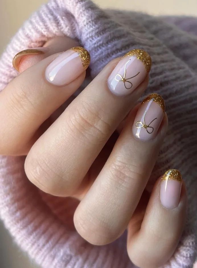 Short Oval Nude Gold Fine Line Bows Short Oval Nude Gold Fine Line Bows — Simple Bow Nails 2027