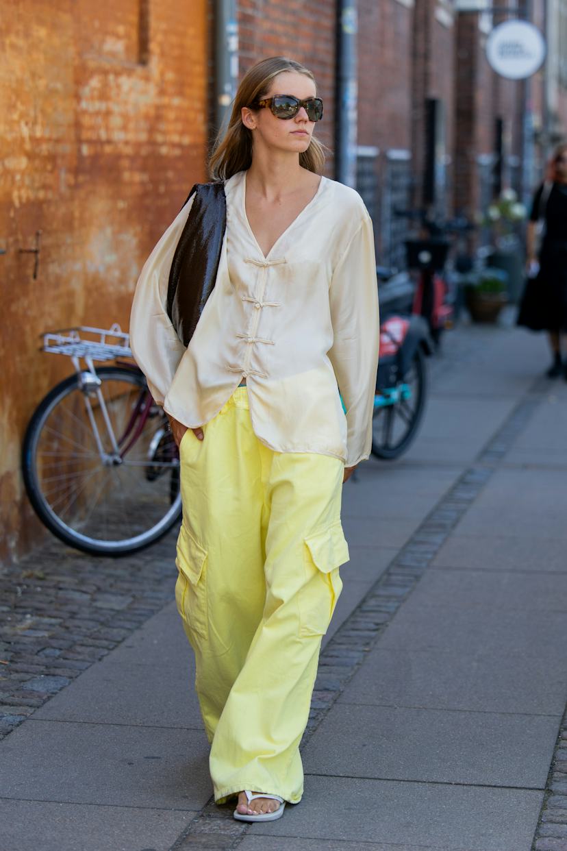 Monochromatic Pale Yellow Cargo Pants for Street Style Monochromatic Pale Yellow Cargo Pants for Street Style — Cargo Pants Outfits 2027