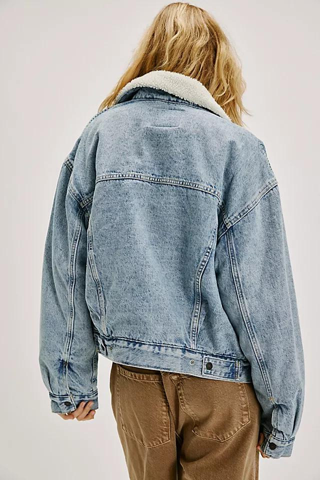 Oversized Sherpa Denim Jacket in Light Wash Oversized Sherpa Denim Jacket in Light Wash — Sherpa Denim Jacket Outfits 2027
