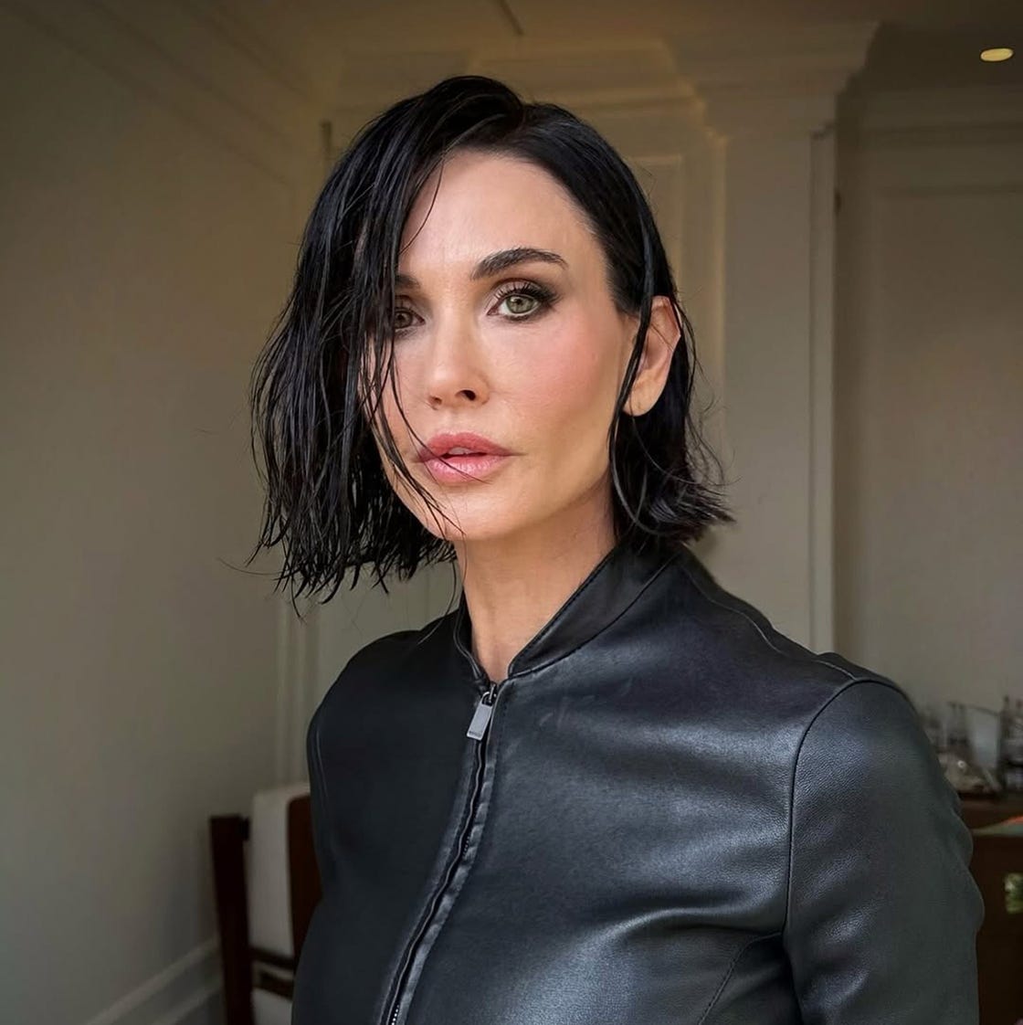 Sleek Wet Look Chin Bob Sleek Wet Look Chin Bob — Italy Hairstyles 2027