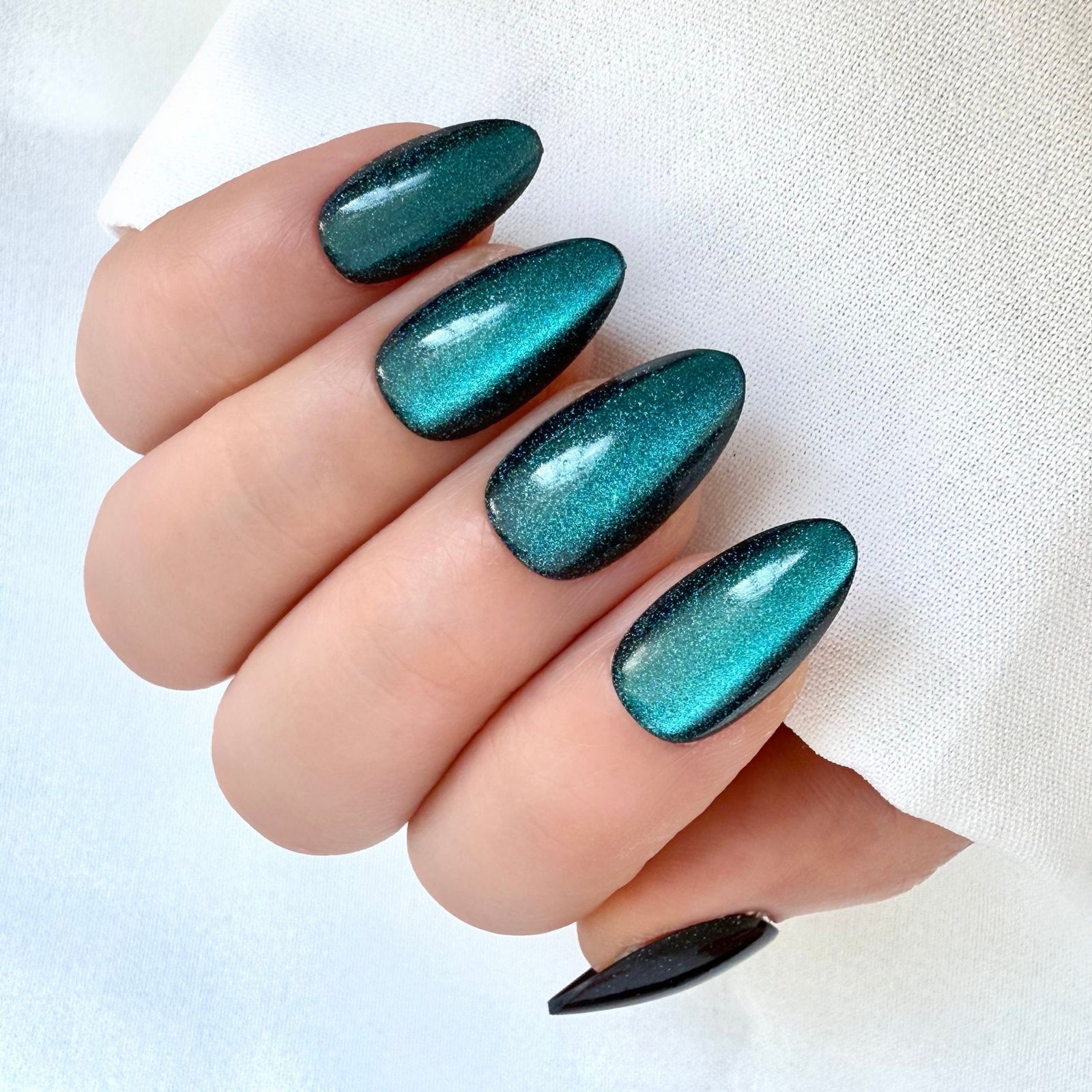 Deep Teal Shimmery Cat's Eye Nails — Turquoise Nails 2027