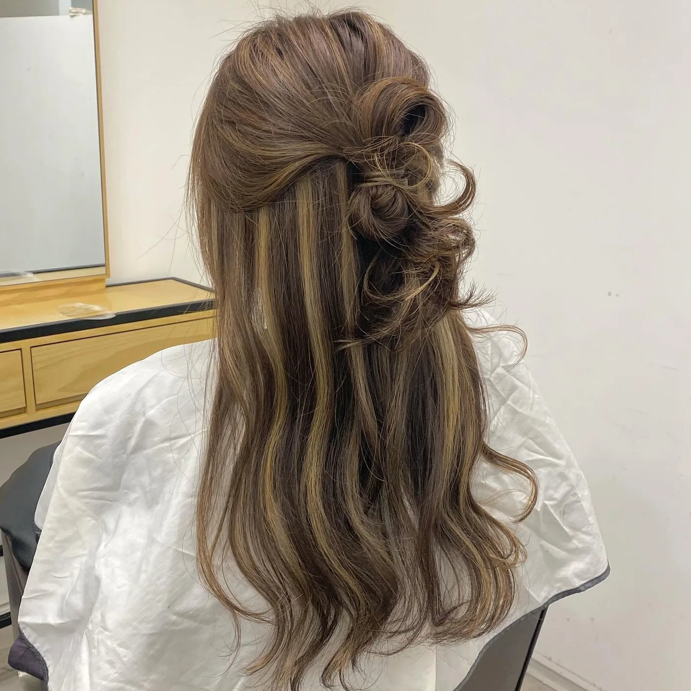 Middle Honey Blonde Highlights on Dark Brown Middle Honey Blonde Highlights on Dark Brown — Highlights Trends 2027
