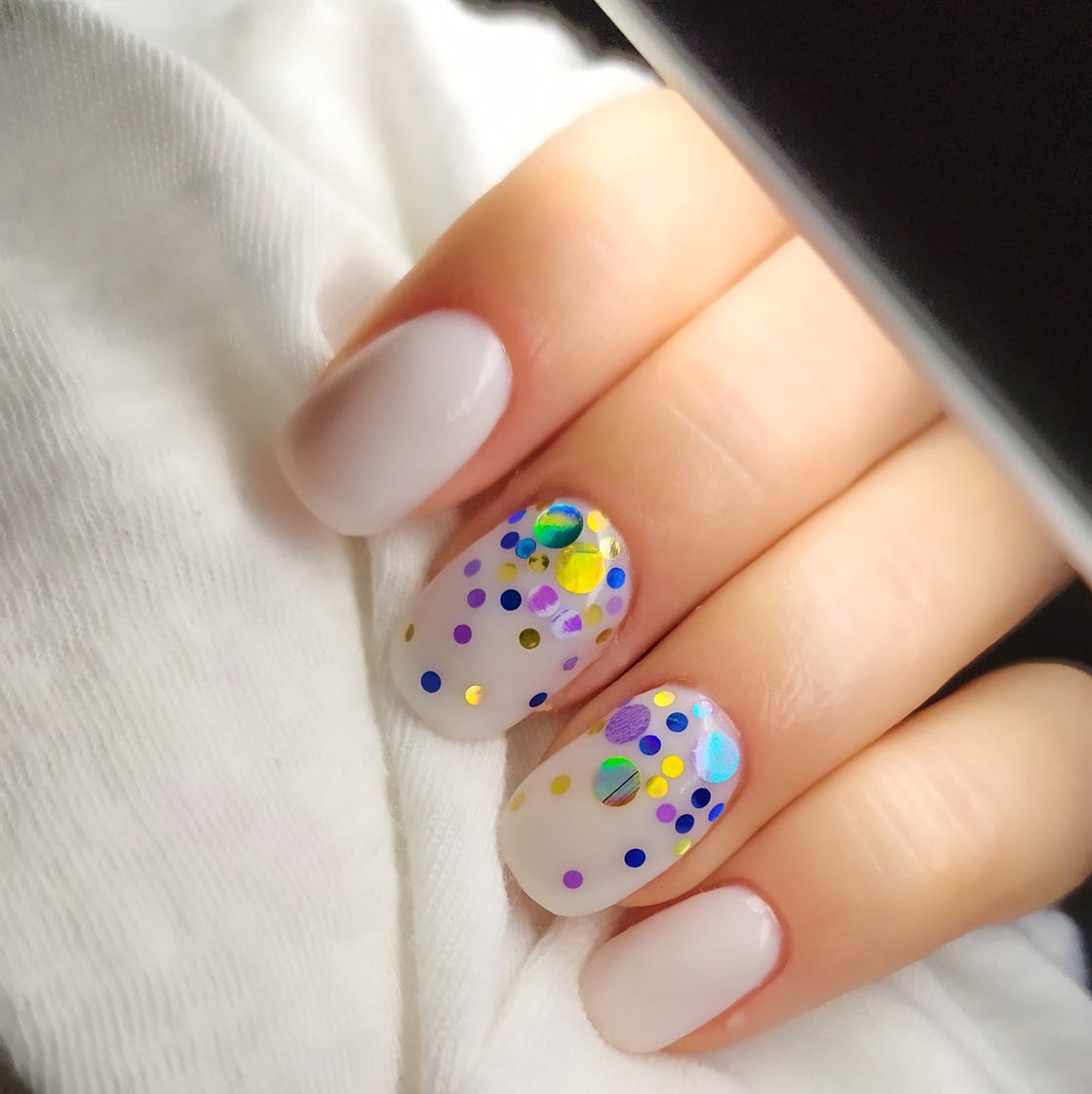 Short Oval Milky White with Multicolored Dots and Glitter Short Oval Milky White with Multicolored Dots and Glitter — Polka Dot Nails 2027