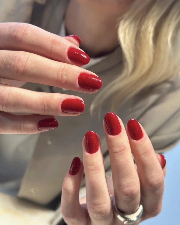 Vibrant Cool-Toned Red Short Oval Nails Vibrant Cool-Toned Red Short Oval Nails — Oval Nails 2027