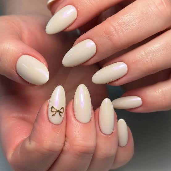 Short Oval Milky White With Bow Charm Short Oval Milky White With Bow Charm — Simple Graduation Nails 2027