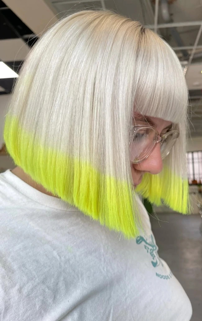 Chin Platinum Blonde Bob With Neon Lime Dip Dye Chin Platinum Blonde Bob With Neon Lime Dip Dye — Dip Dye Bob 2027
