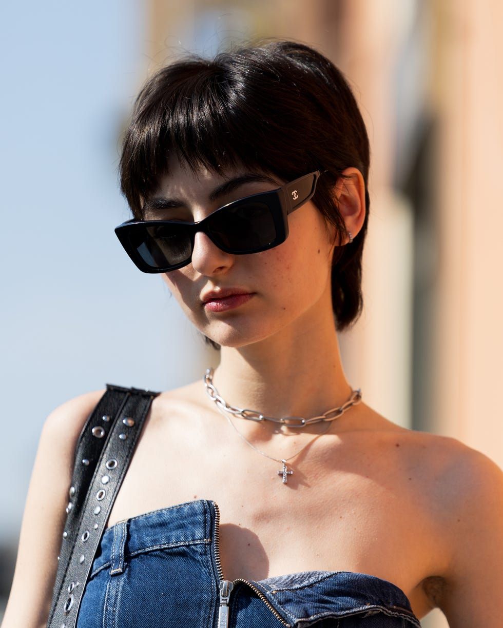Dark Brown Pixie With Contrasting Fringe Dark Brown Pixie With Contrasting Fringe — Lowlights Pixie 2027