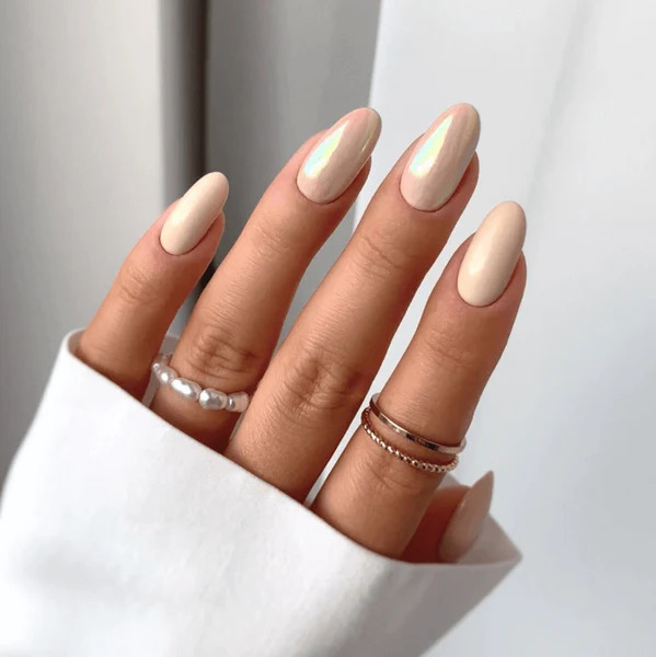 Iridescent Shimmer Light Beige Oval Nails Iridescent Shimmer Light Beige Oval Nails — Oval Nails 2027