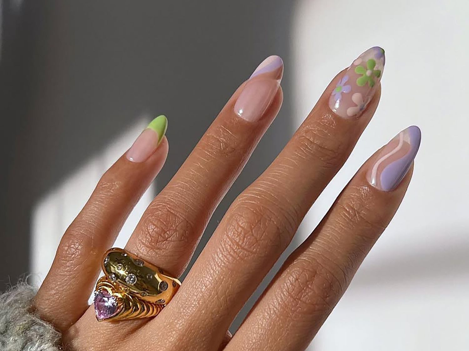Swirls On Accent Nails Visual Idea Swirls On Accent Nails Visual Idea — Swirl Nails 2027