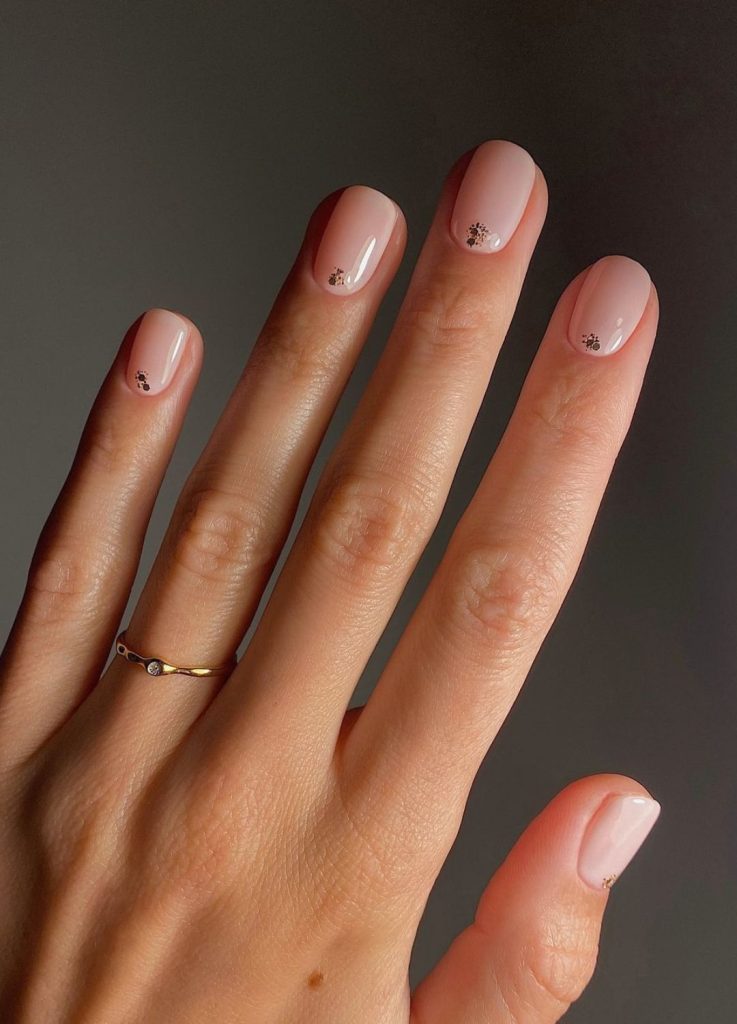 Short Oval with Gold Foil Accents Short Oval with Gold Foil Accents — Winter Nude Nails 2027