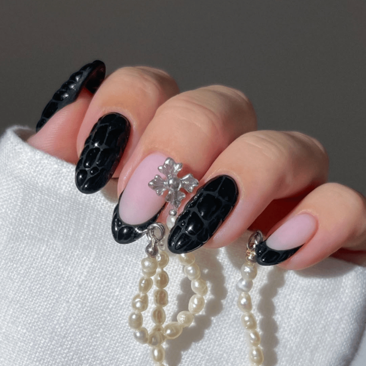 Almond Nails with Black Crocodile Texture and Charm Almond Nails with Black Crocodile Texture and Charm — Glamoratti Outfits 2027