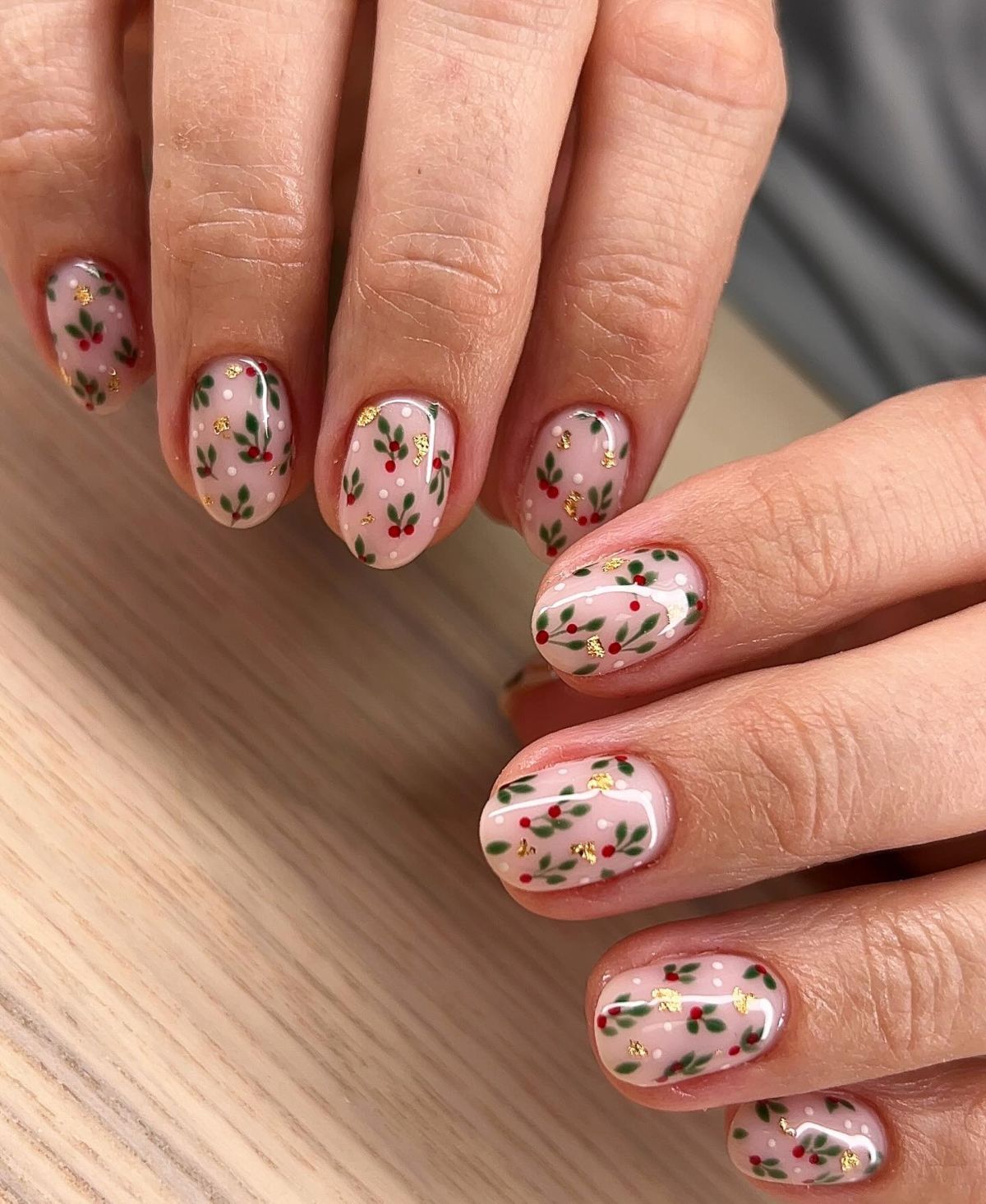 Short Oval All-Over Holly Pattern Short Oval All-Over Holly Pattern — Holly Nails 2027