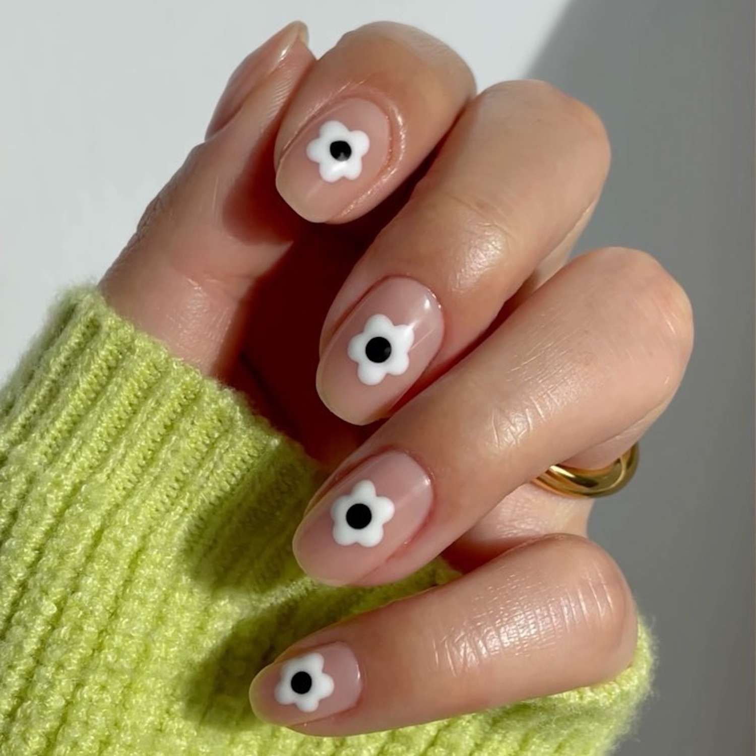 Simple White Flower with Black Center Simple White Flower with Black Center — Short Floral Nails 2027