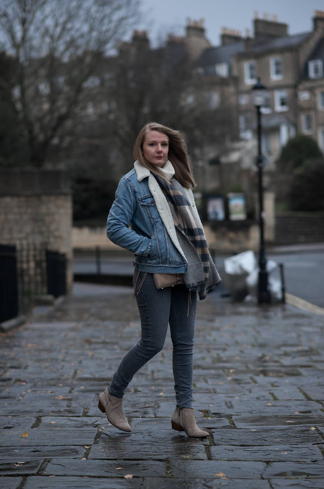 Fitted Sherpa Denim Jacket with Slim Jeans and Scarf Fitted Sherpa Denim Jacket with Slim Jeans and Scarf — Sherpa Denim Jacket Outfits 2027