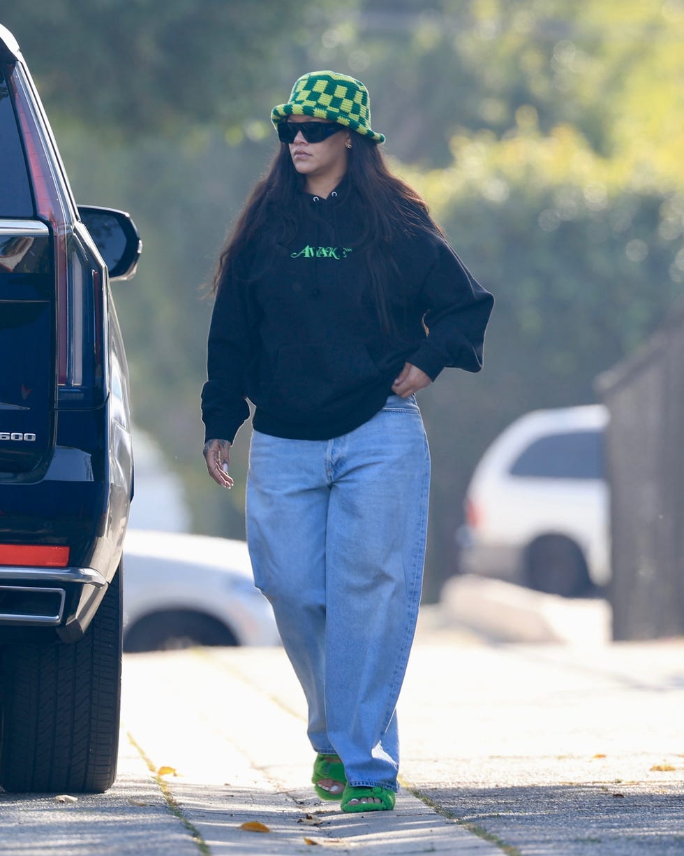 Statement Slides and Hoodie for a Casual Errand Day Statement Slides and Hoodie for a Casual Errand Day — Errands Outfits 2027