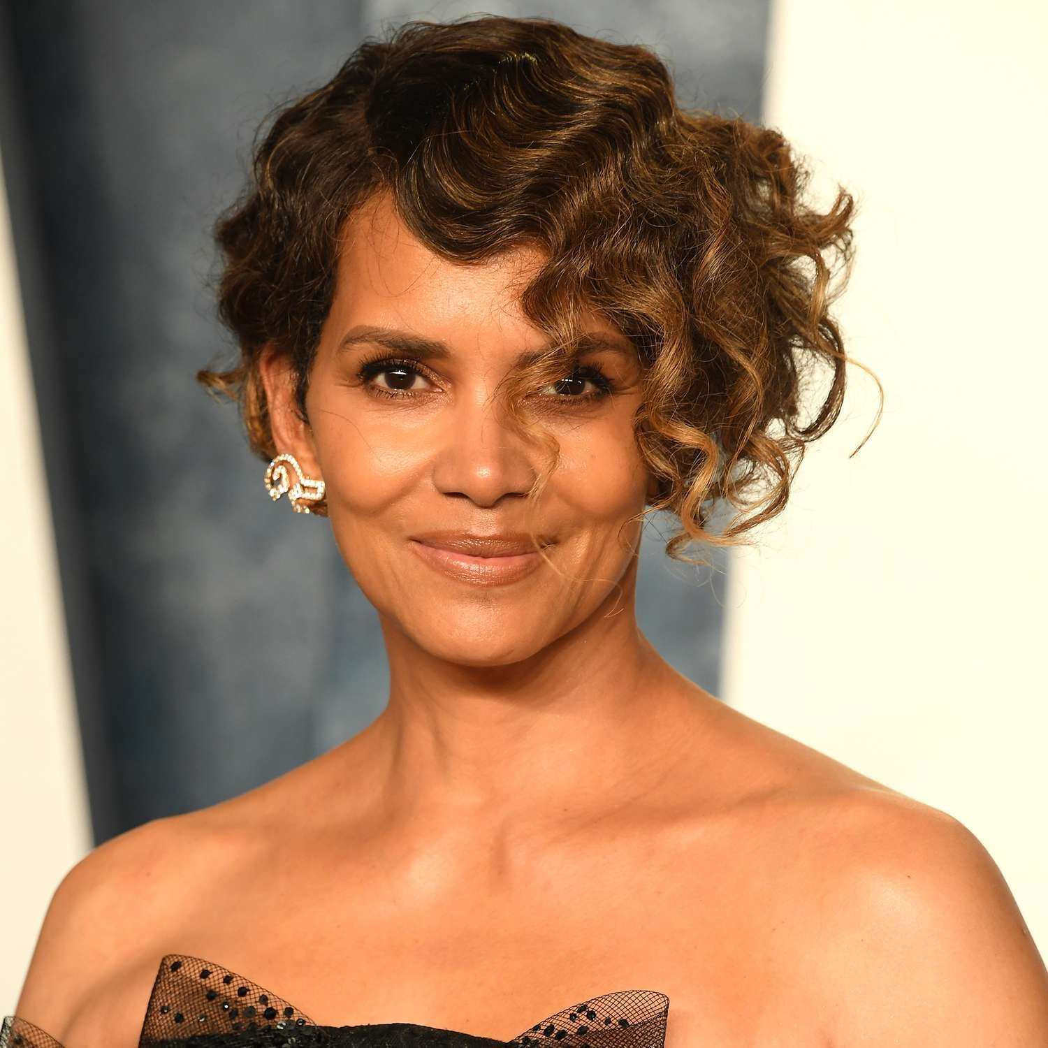 Visual Idea — Thick Texture And Side-Swept Bangs — Pixie 2027 for Heart Face