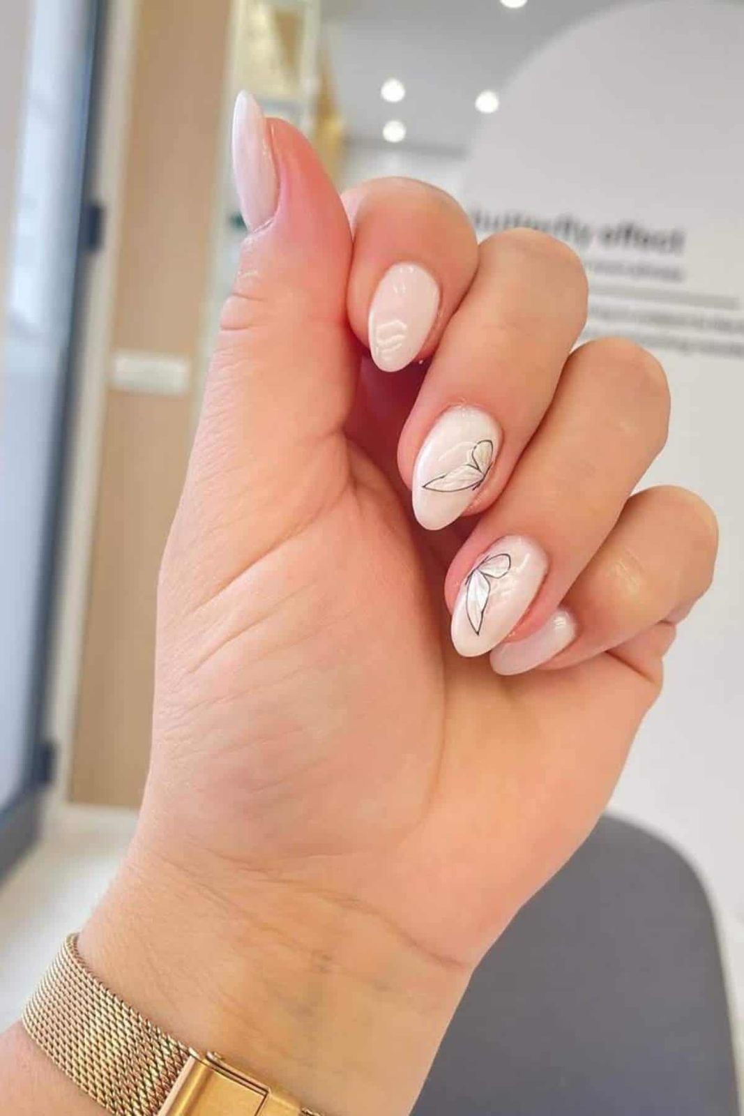 Thin Line Art On Accent Nails Visual Idea Thin Line Art On Accent Nails Visual Idea — Thin Line Nails 2027