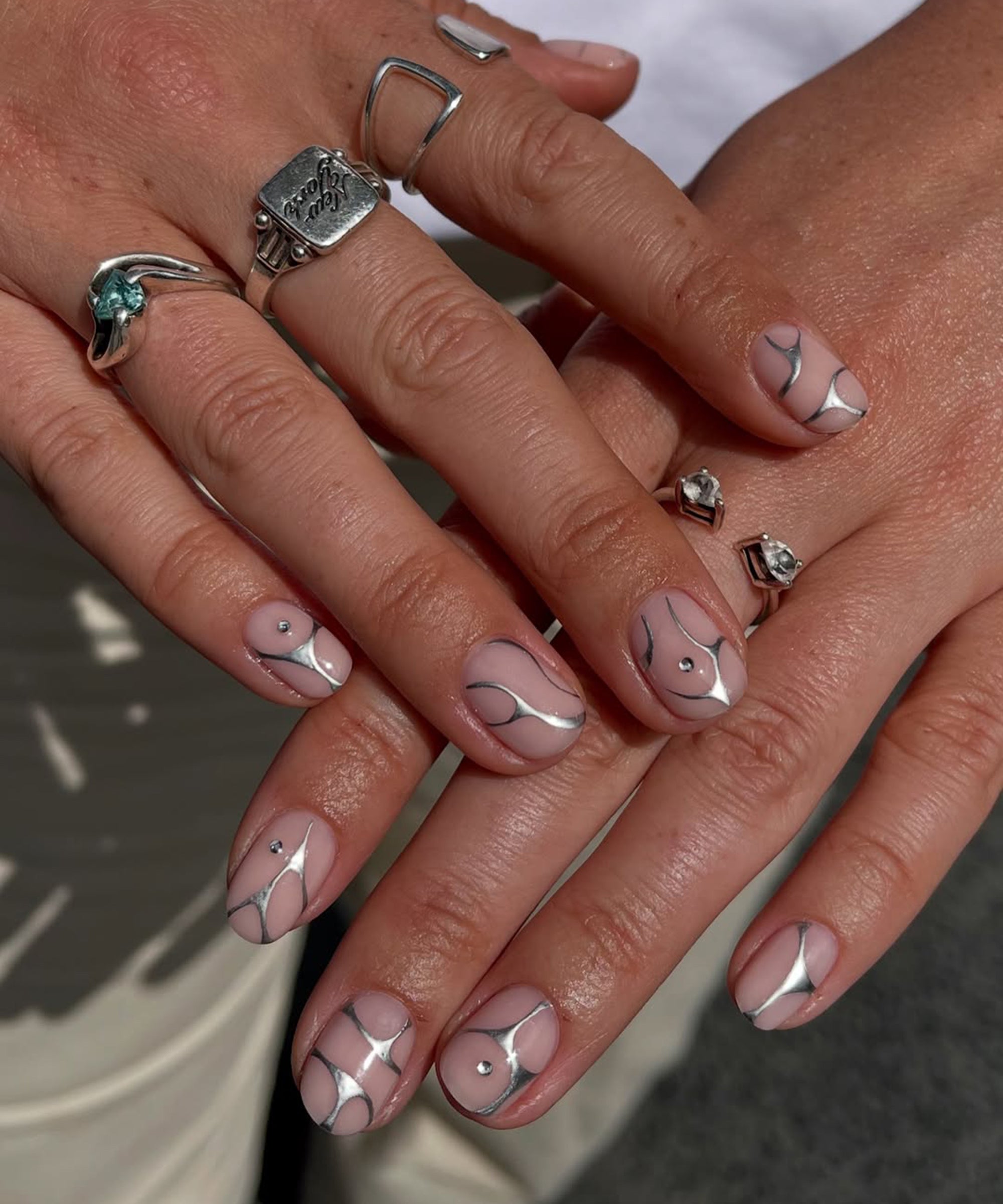 Geometric Silver Line Art Oval Nails Geometric Silver Line Art Oval Nails — Silver Nails 2027