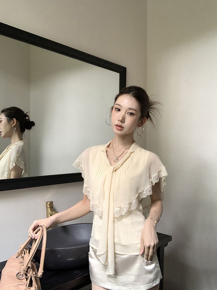 Light-Colored Pointed Heels Outfit Idea Light-Colored Pointed Heels Outfit Idea — Lace Blouse Outfits 2027