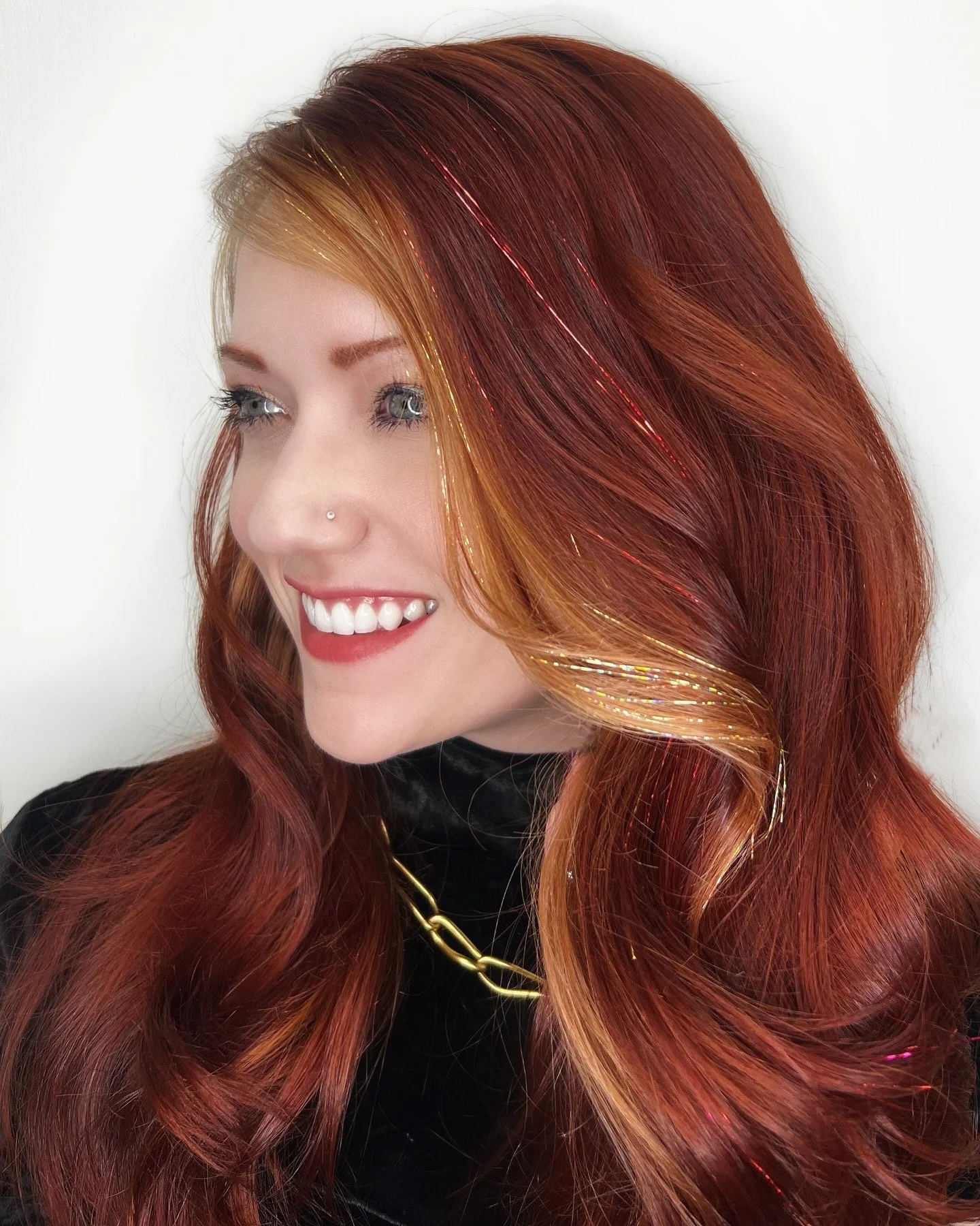 Wavy Red Mid-Back With Shimmering Tinsel — Hair Tinsel 2027