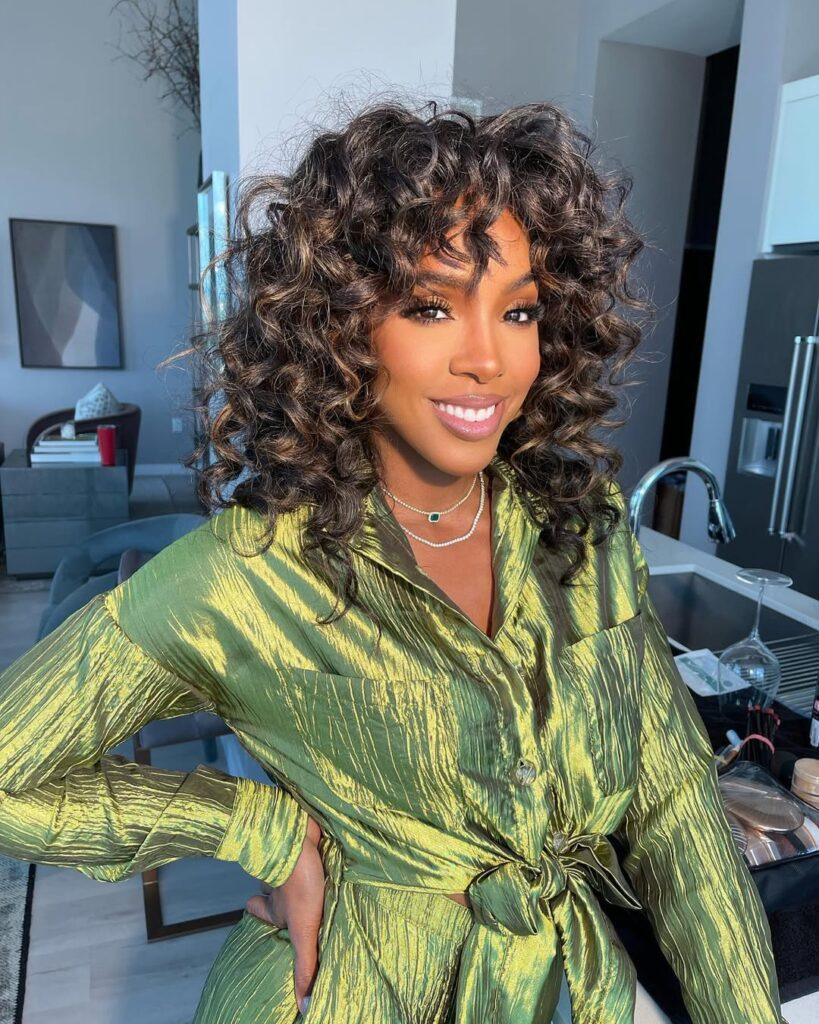 Shoulder Curls With Wispy Bangs — Bangs 2027 for Oval Face