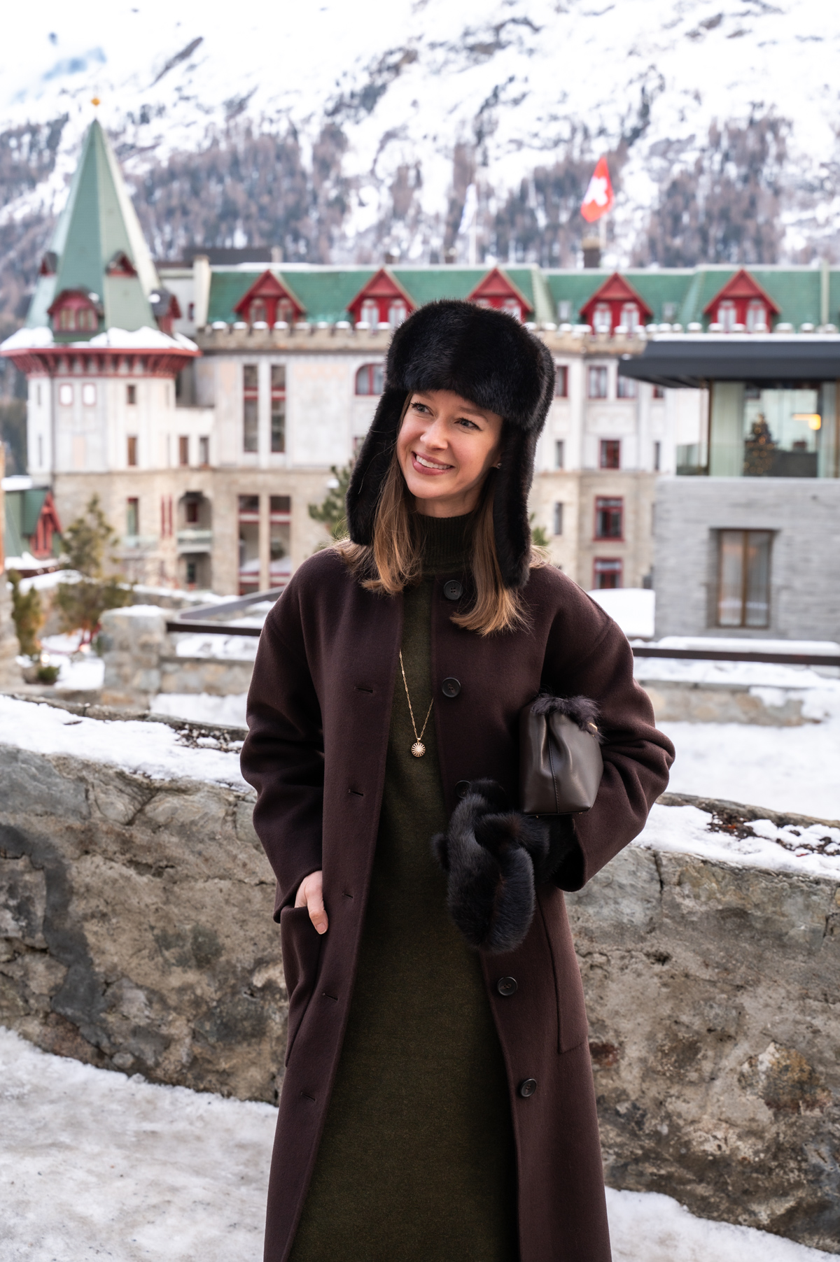 Chic Winter Style with a Statement Black Fur Hat and Gold Necklace Chic Winter Style with a Statement Black Fur Hat and Gold Necklace — Winter Accessories Outfits 2027