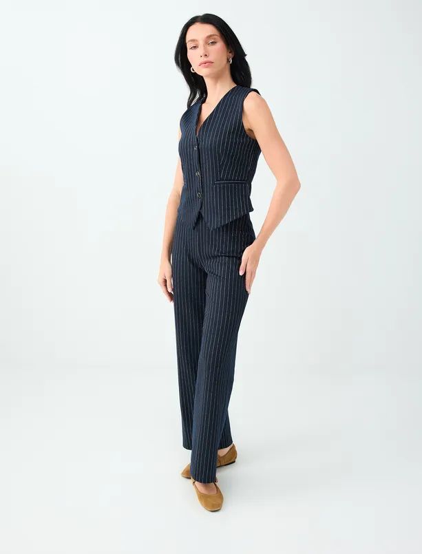 Outfit Idea — Close-Up Take Outfit Idea — Close-Up Take — Navy Blue Pleated Pants Outfits 2027