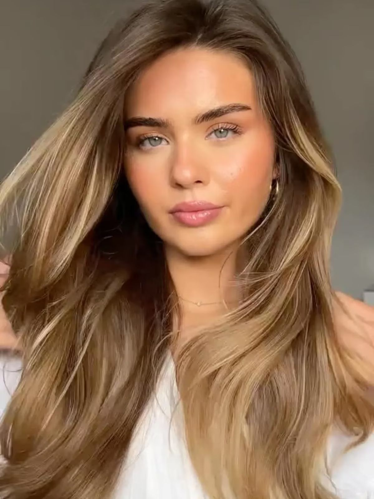 Loose Waves Visual Idea Loose Waves Visual Idea — Blonde Hair 2027 with Dark Roots