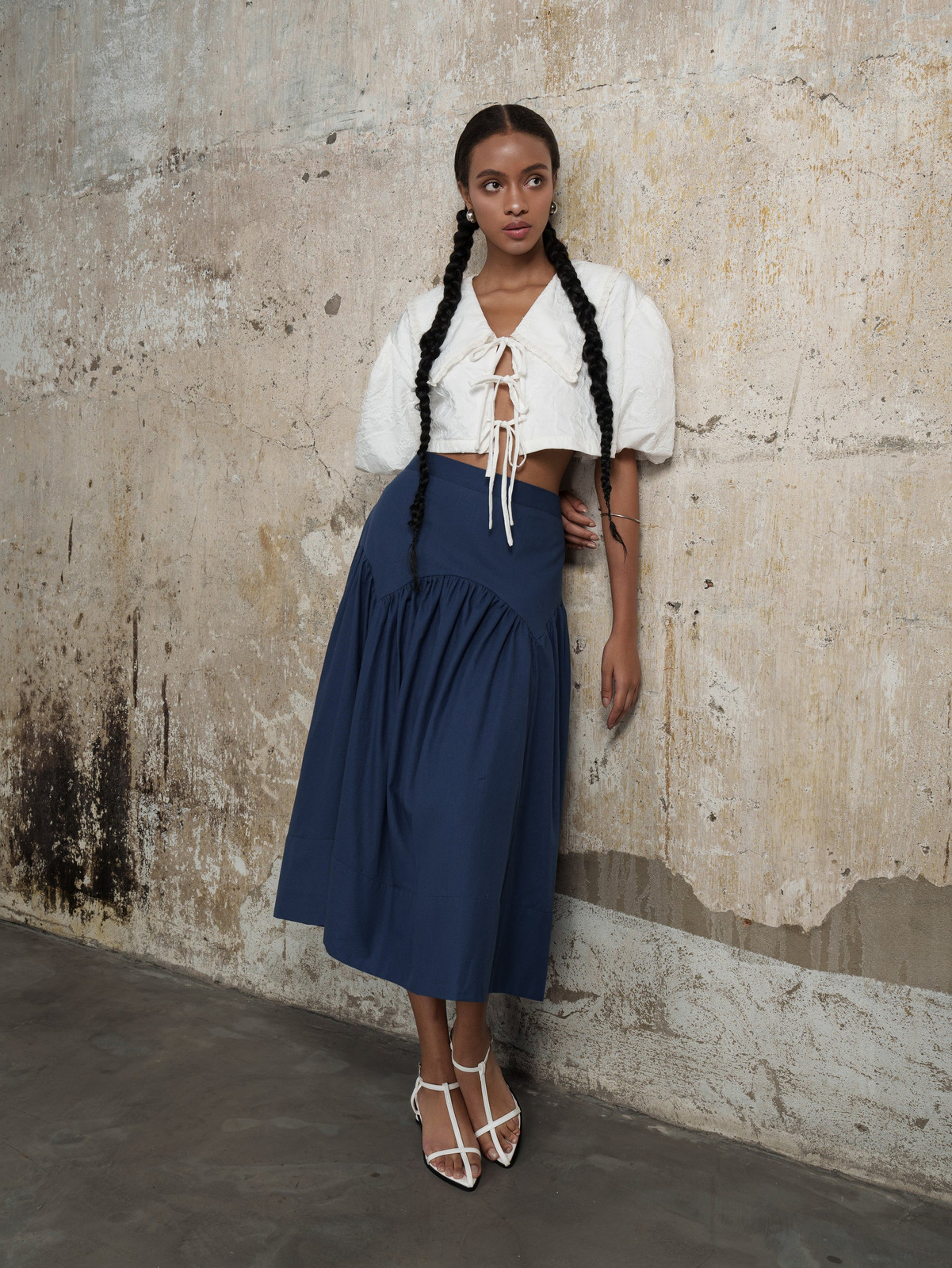Linen Midi Skirt with Strappy Sandals for Effortless Casual Style Linen Midi Skirt with Strappy Sandals for Effortless Casual Style — Navy Blue Midi Skirt Outfits 2027