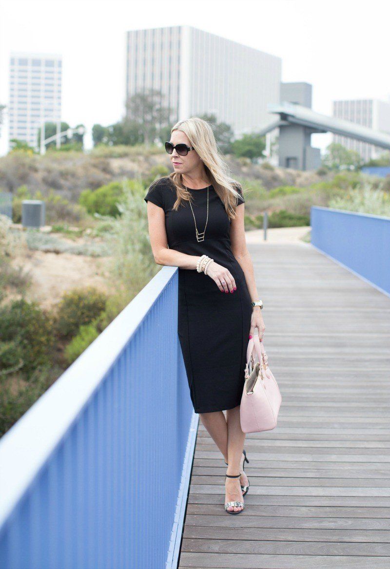 Short-Sleeved Black Sheath Dress with Pink Handbag Short-Sleeved Black Sheath Dress with Pink Handbag — Little Black Dress Outfits 2027