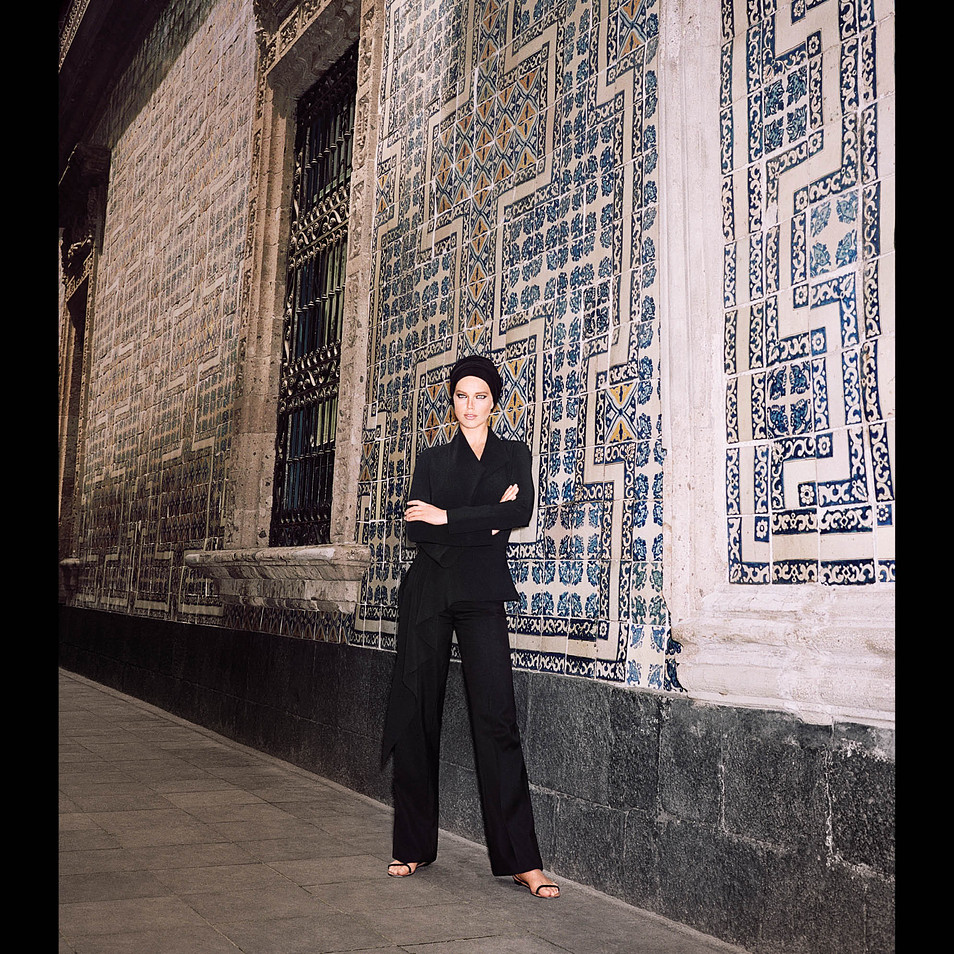 Black Oversized Suit with Wide-Leg Trousers and Strappy Sandals Black Oversized Suit with Wide-Leg Trousers and Strappy Sandals — Mexico City Outfits 2027