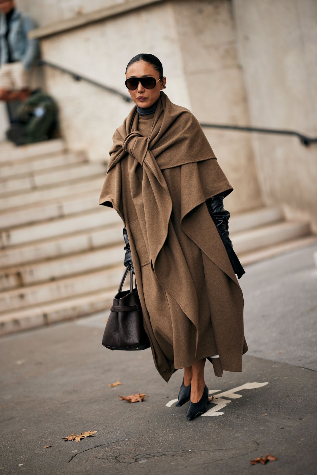 Statement Brown Wool Cape for a Chic Outdoor Ensemble Statement Brown Wool Cape for a Chic Outdoor Ensemble — Winter Outfits Warm Climate 2027