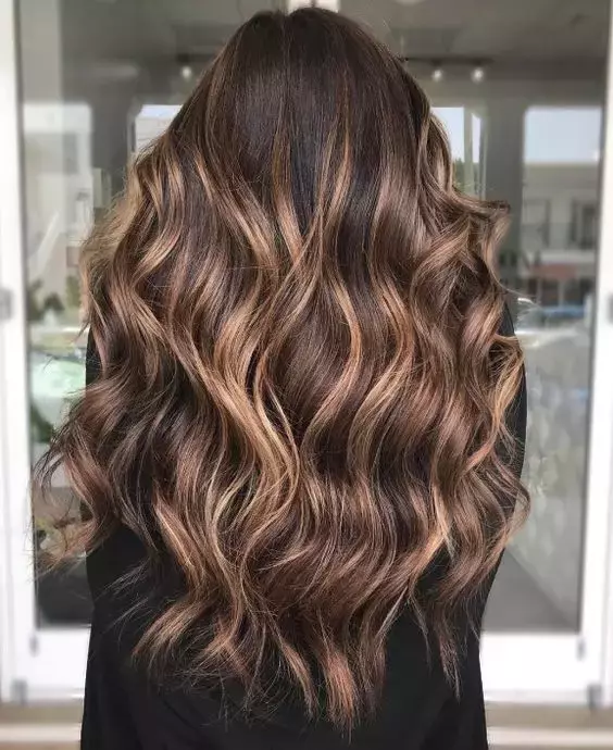 Middle Visual Idea — Balayage on Wavy Hair 2027