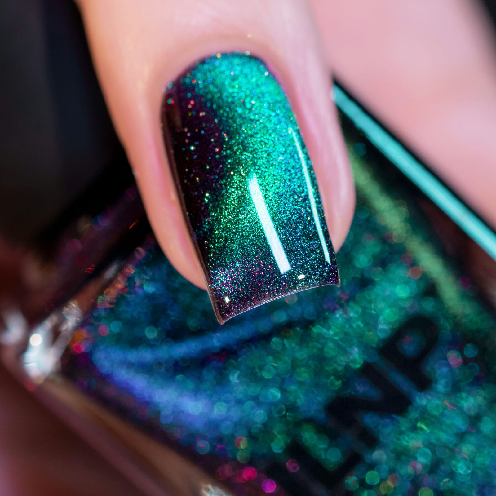 Magnetic Holographic Glitter Visual Idea — Teal Nails 2027