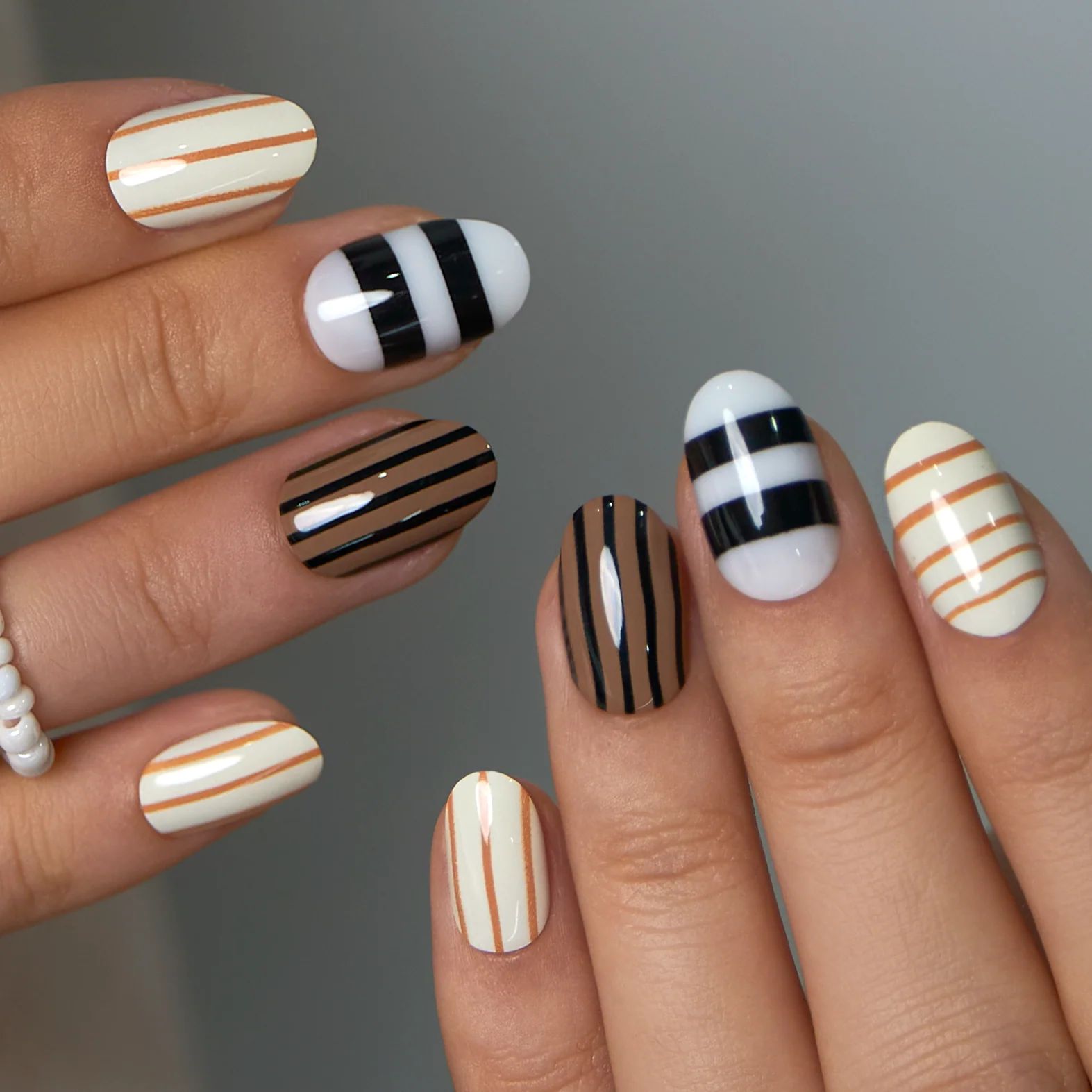 Short Oval Glossy Stripes Short Oval Glossy Stripes — Line Art Nails 2027