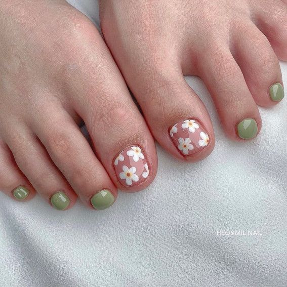 Sage Green Daisy Accent Toes Sage Green Daisy Accent Toes — Green Toe Nails 2027