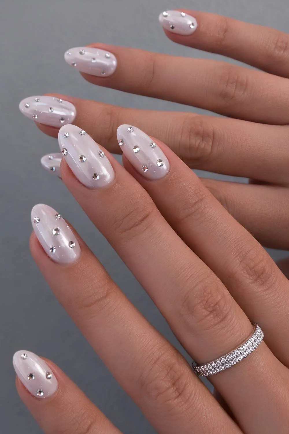 Scattered Shimmer Rhinestone Oval Nails Scattered Shimmer Rhinestone Oval Nails — Crystal Rhinestone Nails 2027