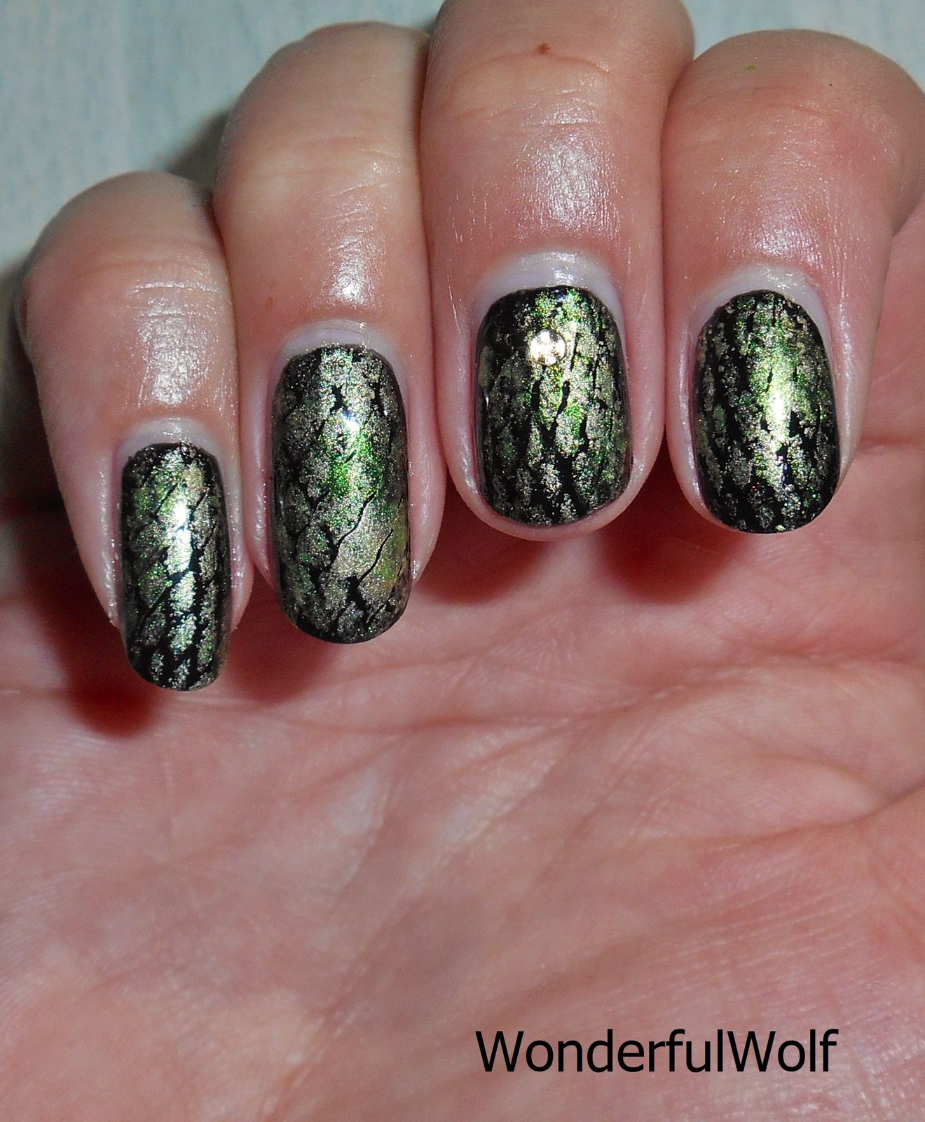 Textured Metallic Green Gold Snake Short Oval Textured Metallic Green Gold Snake Short Oval — Snake Print Nails 2027