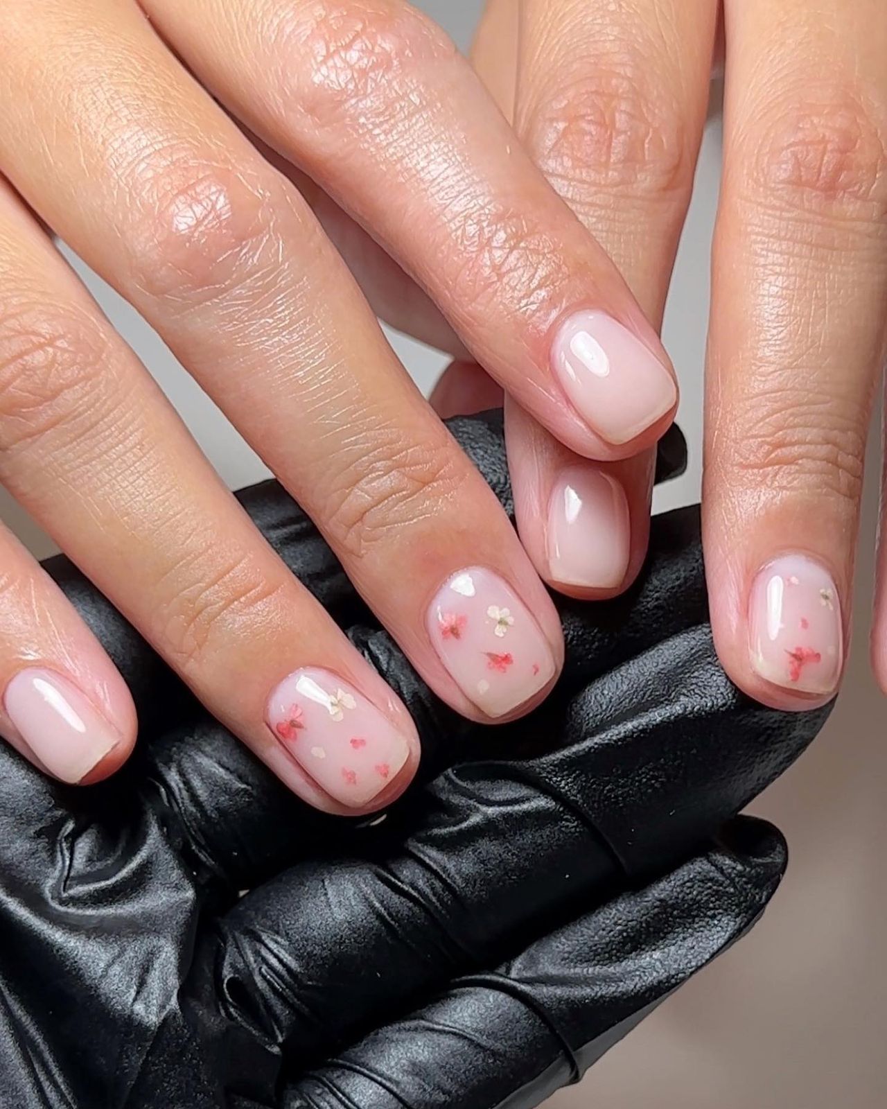 Short Oval Sheer Pink Floral Accents Short Oval Sheer Pink Floral Accents — Minimal Line Art Nails 2027