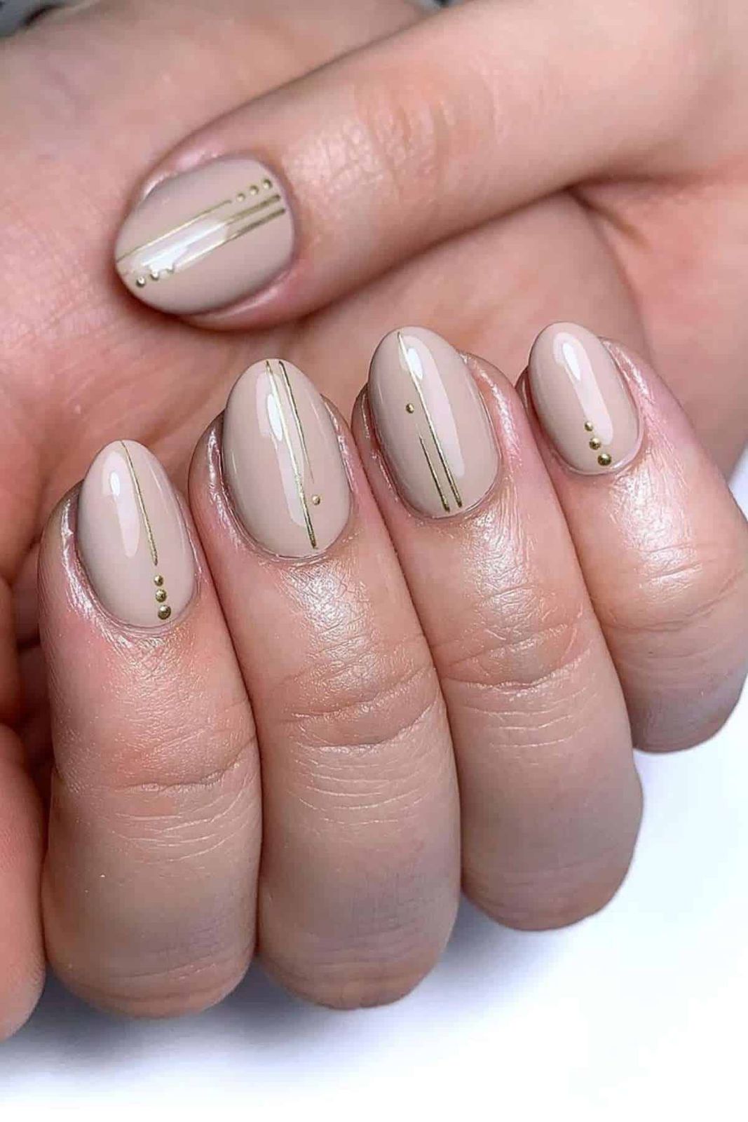 Medium Oval Beige with Gold Lines and Dots Medium Oval Beige with Gold Lines and Dots — Thin Line Nails 2027